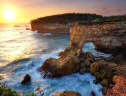 Tebing Berlubang dan Air Terjun di Atas Laut, Daya Pikat Unik Pantai Karang Bolong Pacitan