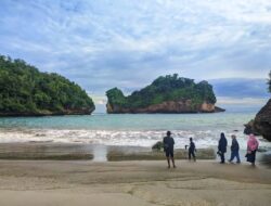 Menilik Indahnya Pantai Bakung Pacitan, Sportnya Bikin Betah Wisatawan