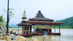 Masjid Apung Pancer Door, Daya Tarik Wisatawan Bernuansa Religi di Pacita