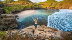 Wisatawan Wajib Tahu, Pantai Srau di Pacitan dengan Pesona Alam yang Memikat