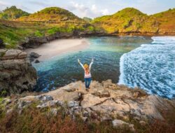 Wisatawan Wajib Tahu, Pantai Srau di Pacitan dengan Pesona Alam yang Memikat