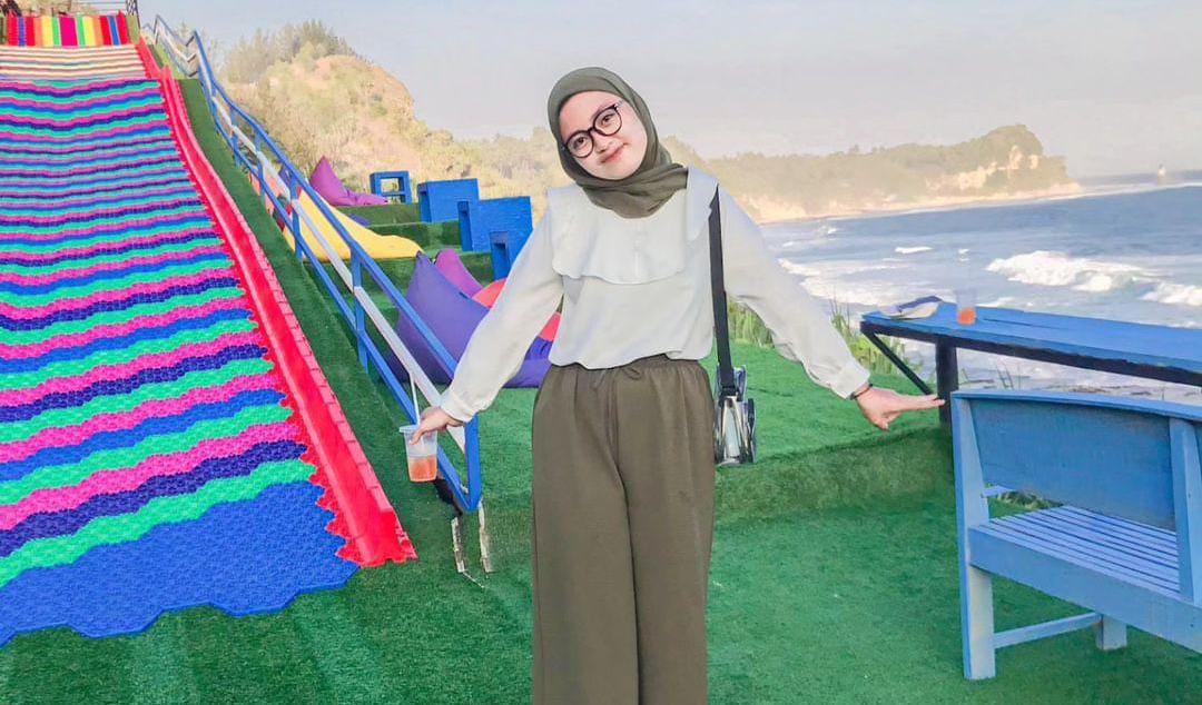 Wisatawan tengah menikmati fasilitas wahana warna-warni di New Osanna Beach, Donorojo, Pacitan. (Foto: Hawa Ade Salma for BeritaIDN)