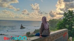Panorama Pantai Buyutan di Desa Tumpakwatu, Donorojo, Pacitan, dengan latar tebing karang dan laut biru yang menawan, Sabtu, 8 November 2025. (Foto: Al Ahmadi/BeritaIDN)