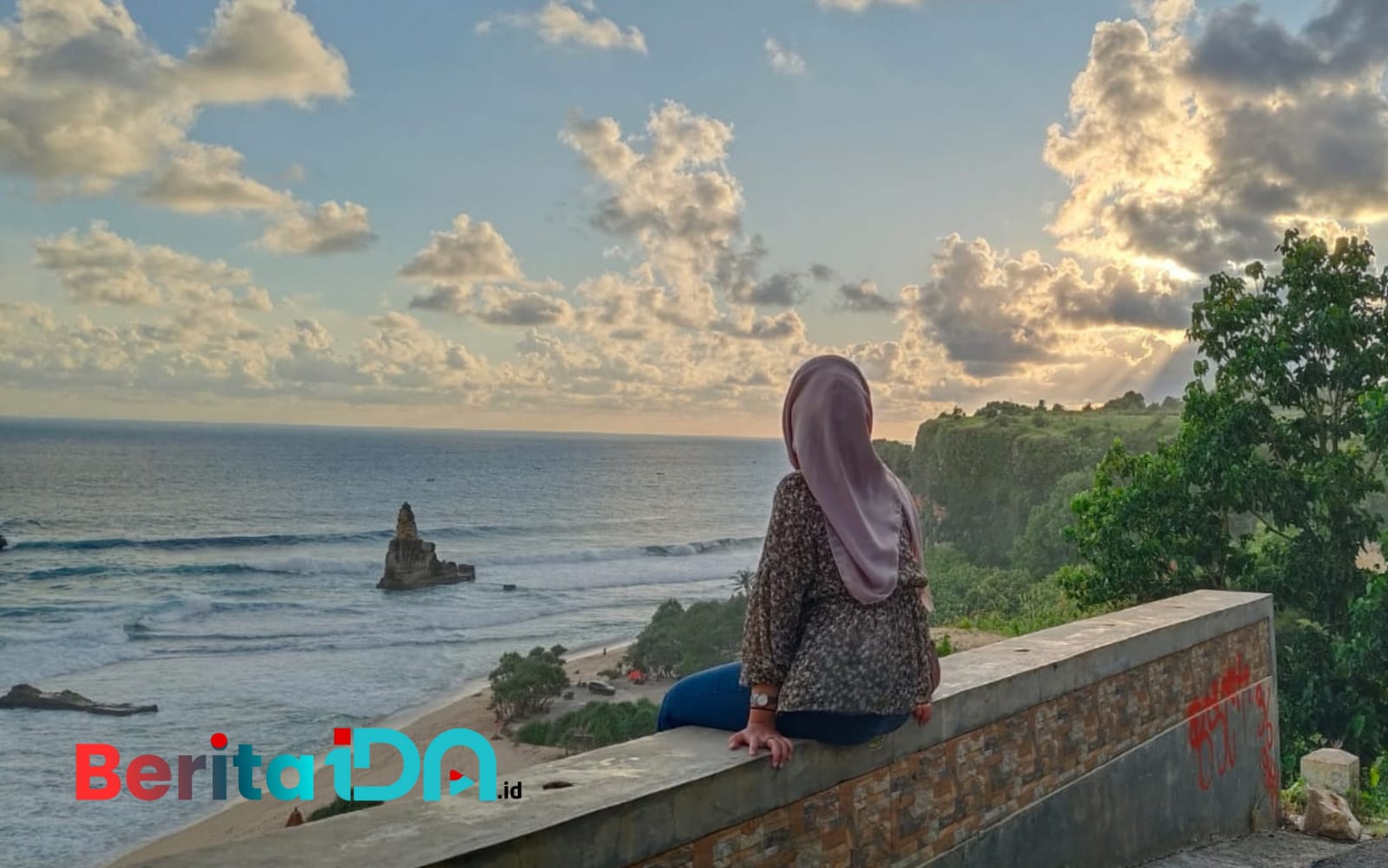 Panorama Pantai Buyutan di Desa Tumpakwatu, Donorojo, Pacitan, dengan latar tebing karang dan laut biru yang menawan, Sabtu, 8 November 2025. (Foto: Al Ahmadi/BeritaIDN)