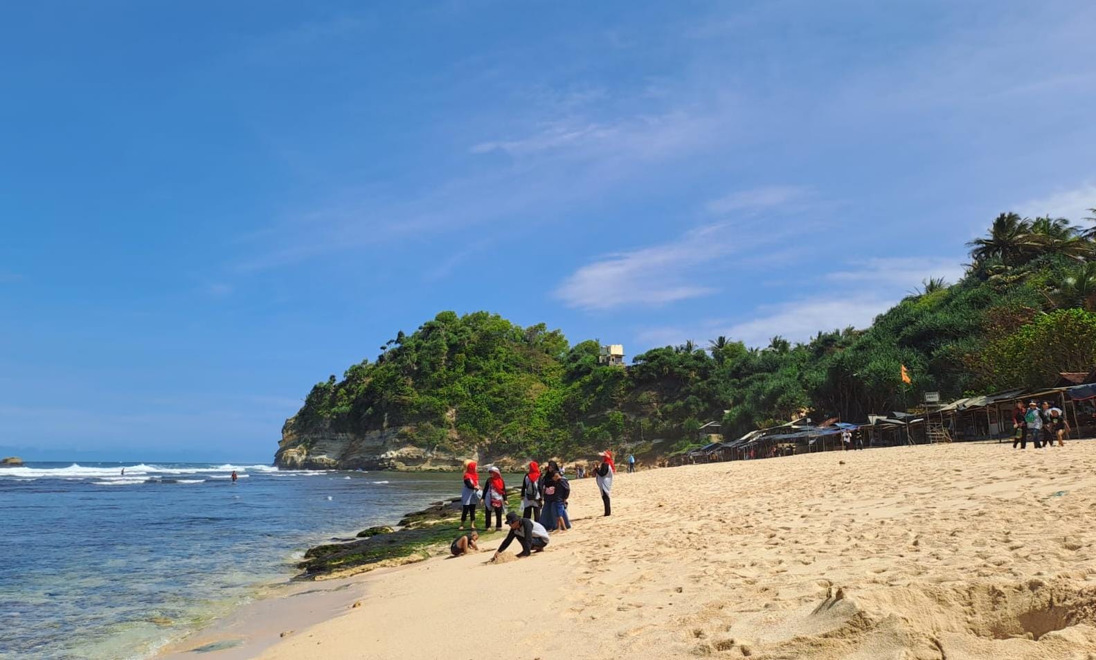 Beberapa pengunjung menikmati keindahan Pantai Nyawiji di Desa Widoro, Kecamatan Donorojo, Pacitan, Sabtu, 8 November 2025. (Foto: Dok. BeritaIDN)