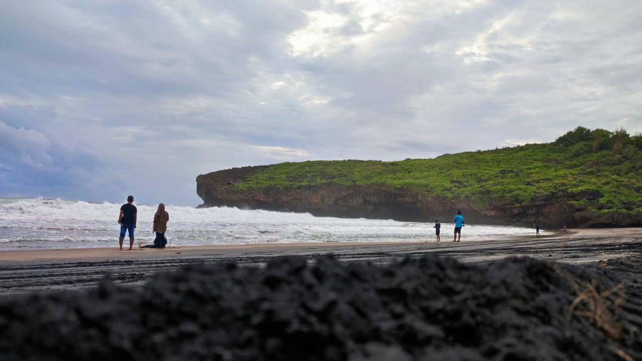 Suasana Pantai Ngiroboyo di Desa Sendang, Kecamatan Donorojo, Pacitan yang menawarkan wisata pantai sekaligus susur sungai, 2 Januari 2025. (Foto: Al Ahmadi/BeritaIDN)