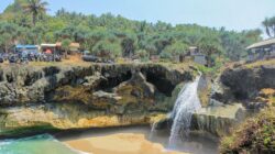 Pesona Unik Pantai Banyu Tibo, Wisata Air Terjun di Tepi Laut Pacitan
