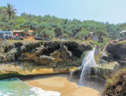 Pesona Unik Pantai Banyu Tibo, Wisata Air Terjun di Tepi Laut Pacitan