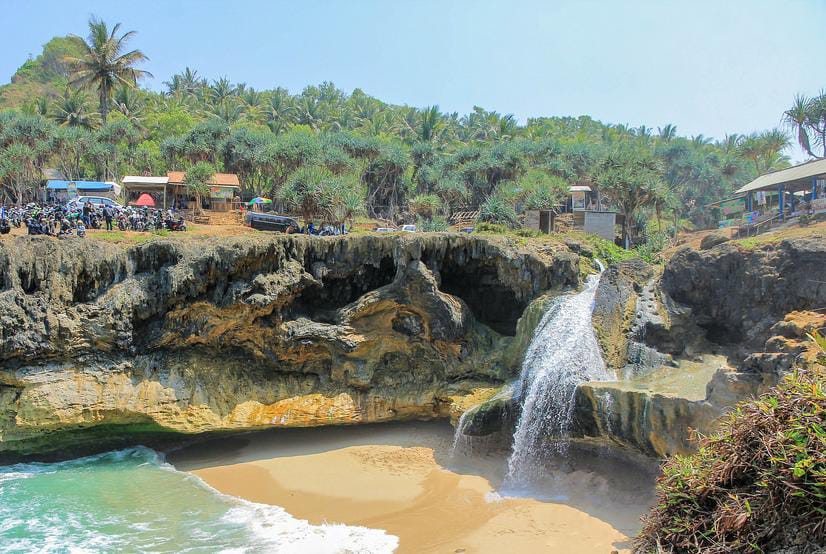 Suasana keindahan Pantai Banyu Tibo dengan air terjun yang langsung mengalir ke laut, Rabu, 12 November 2025. (Foto: Rumah Komunitas)