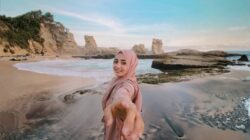 Liburan Seru di Pantai Klayar, Spot Wisata Paling Populer di Pacitan