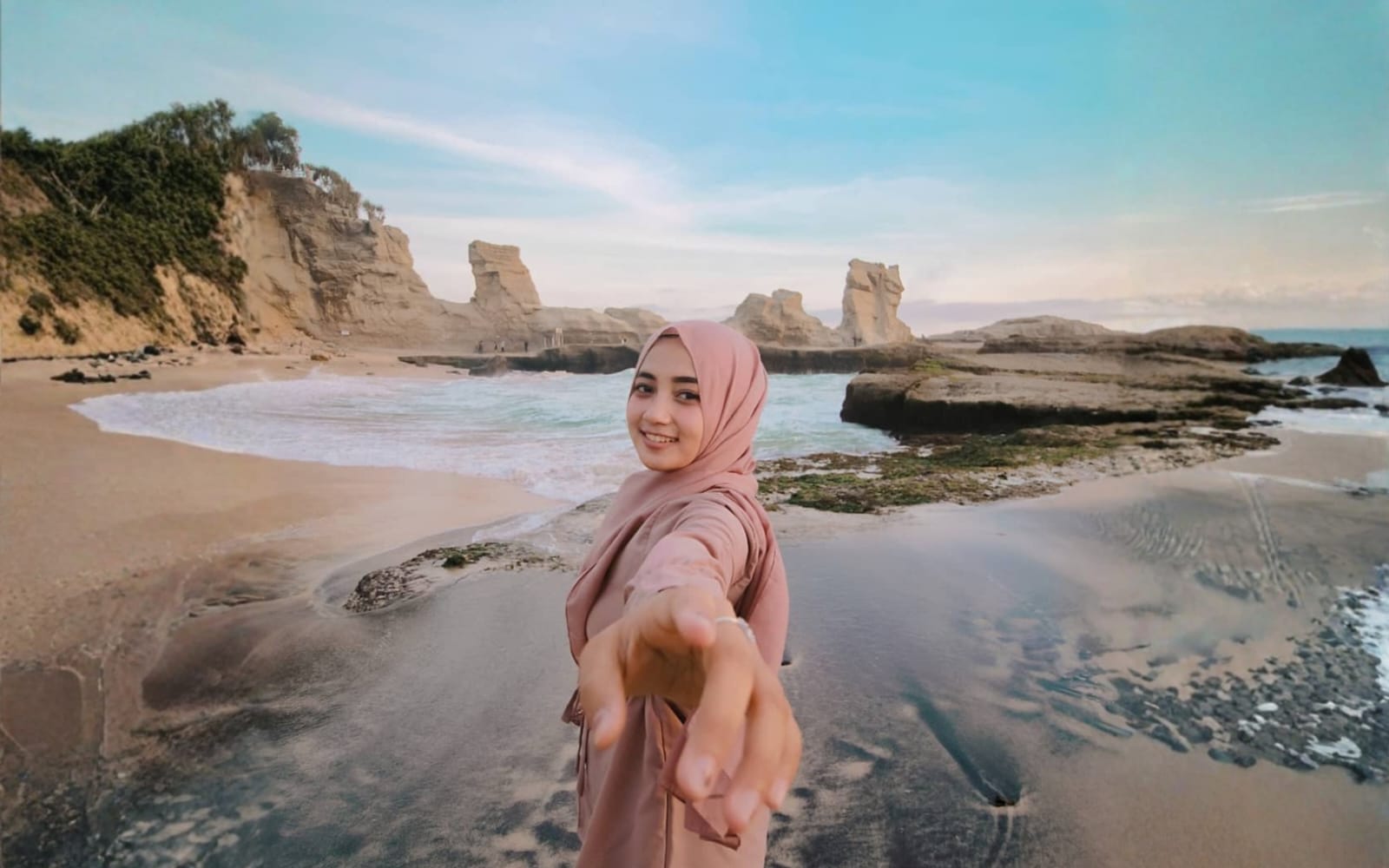 Suasana Pantai Klayar di Desa Sendang, Kecamatan Donorojo, Pacitan yang menjadi ikon wisata unggulan daerah. (Foto: Instagram @evvaant)