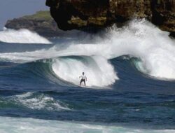 Liburan ke Pacitan? Jangan Lewatkan Pantai Watu Karung dengan Ombak Spektakuler