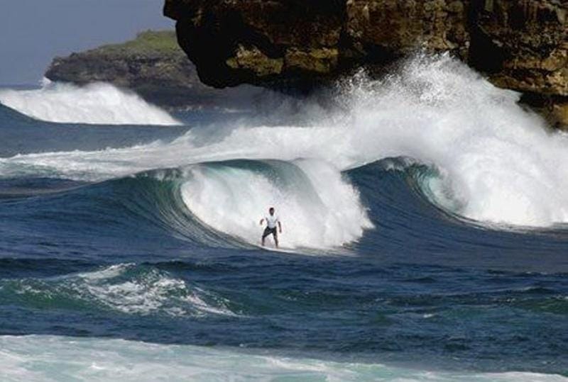 Panorama Pantai Watu Karung di Kecamatan Pringkuku, Pacitan, dengan ombak tinggi dan batu karang eksotis yang jadi daya tarik wisatawan. (Foto: Kemenparekraf)
