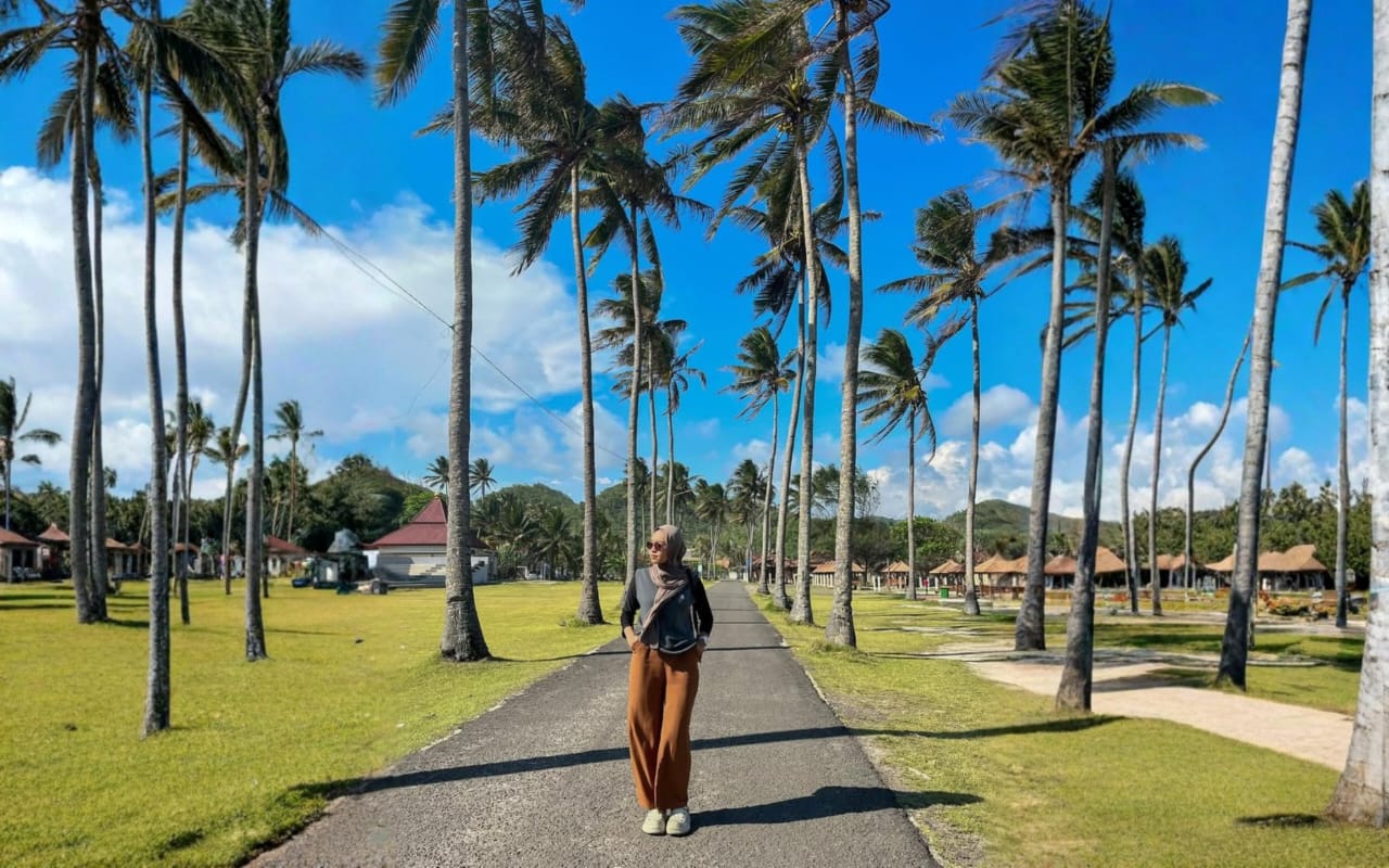 Suasana tenang Pantai Srau dengan pasir lembut dan batu karang unik di Desa Candi, Kecamatan Pringkuku, Pacitan, Rabu, 12 November 2025. (Foto: Instagram @tinemarina44)