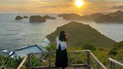 Wisatawan tengah menikmati panorama matahari terbenam di Pantai Kasap, Kabupaten Pacitan, dengan latar gugusan karang yang kerap disebut sebagai Raja Ampat-nya Jawa Timur. (Foto: Instagram @jennifertandean)