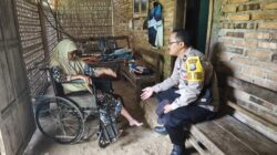 Wujudkan Kepedulian, Polisi di Pacitan Kunjungi dan Bantu Warga Derita Lumpuh