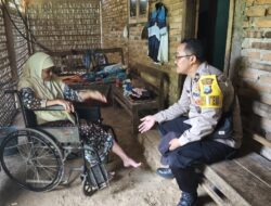 Wujudkan Kepedulian, Polisi di Pacitan Kunjungi dan Bantu Warga Derita Lumpuh