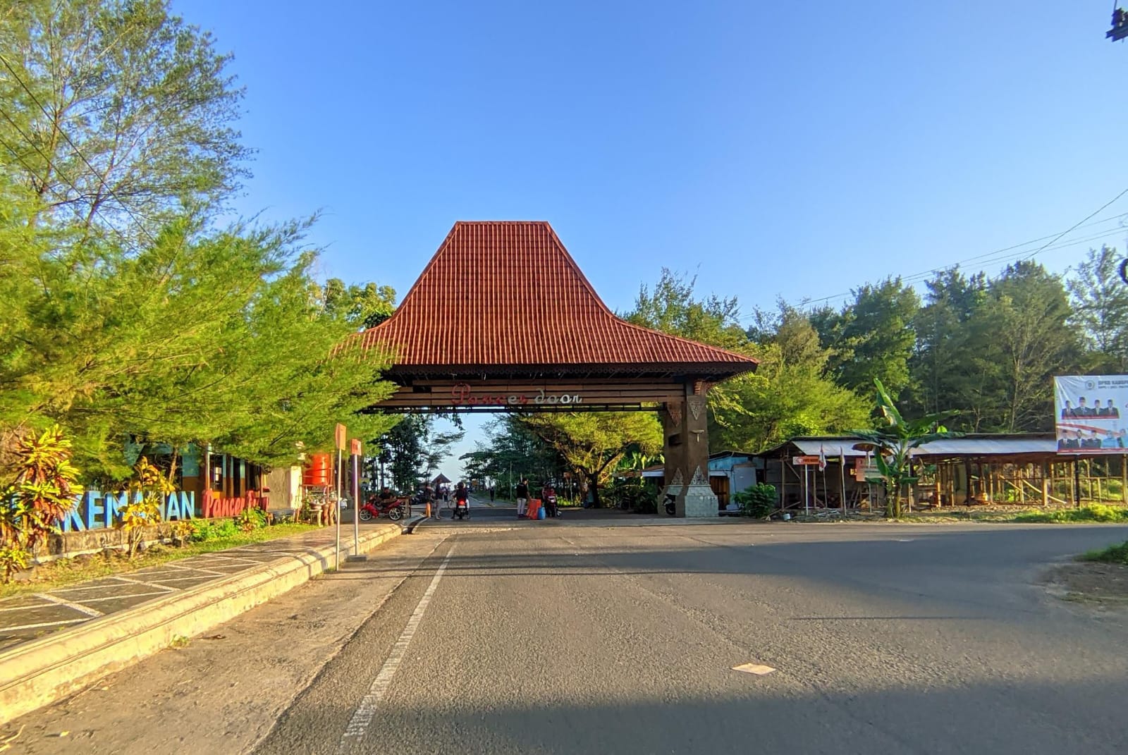 Gerbang masuk Pantai Pancer Door tampak lengang pada Senin, 17 November 2025, menjelang sore hari. (Foto: Al Ahmadi for BeritaIDN)