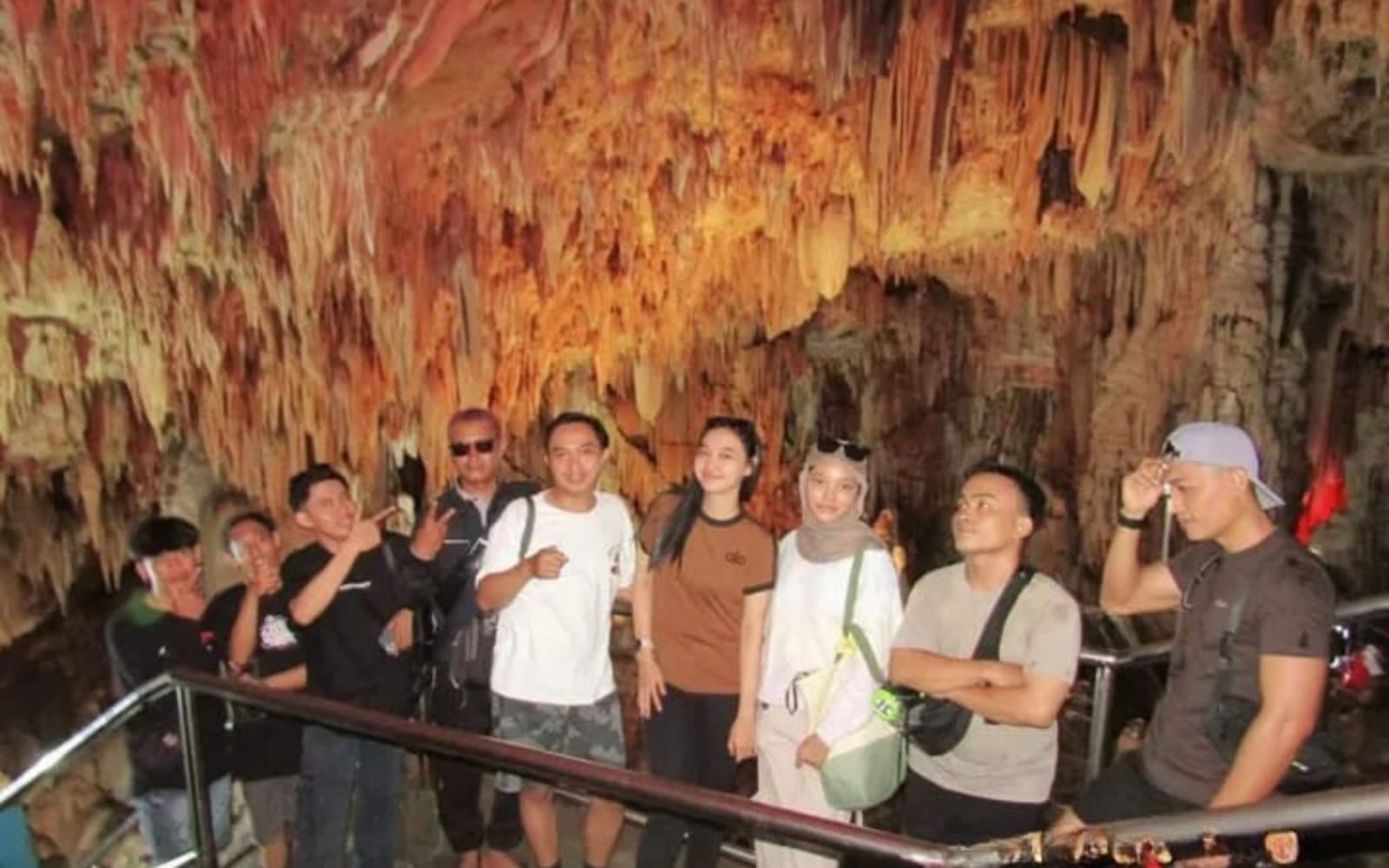 Suasana stalaktit dan stalagmit berwarna-warni di dalam Goa Gong Pacitan. (Foto: Instagram @sugar_ariyadi)