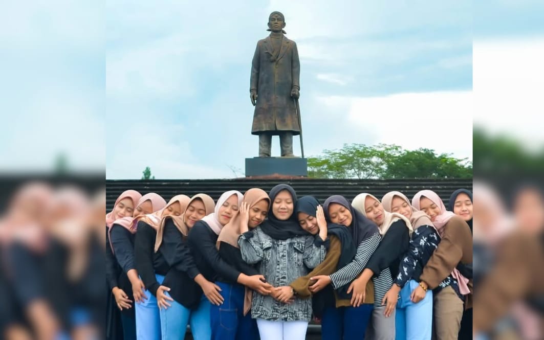 Patung Jenderal Sudirman setinggi sekitar delapan meter di Monumen Jenderal Sudirman, Pakis Baru, Pacitan, Rabu, 20 November 2025. (Foto: @Instagram)