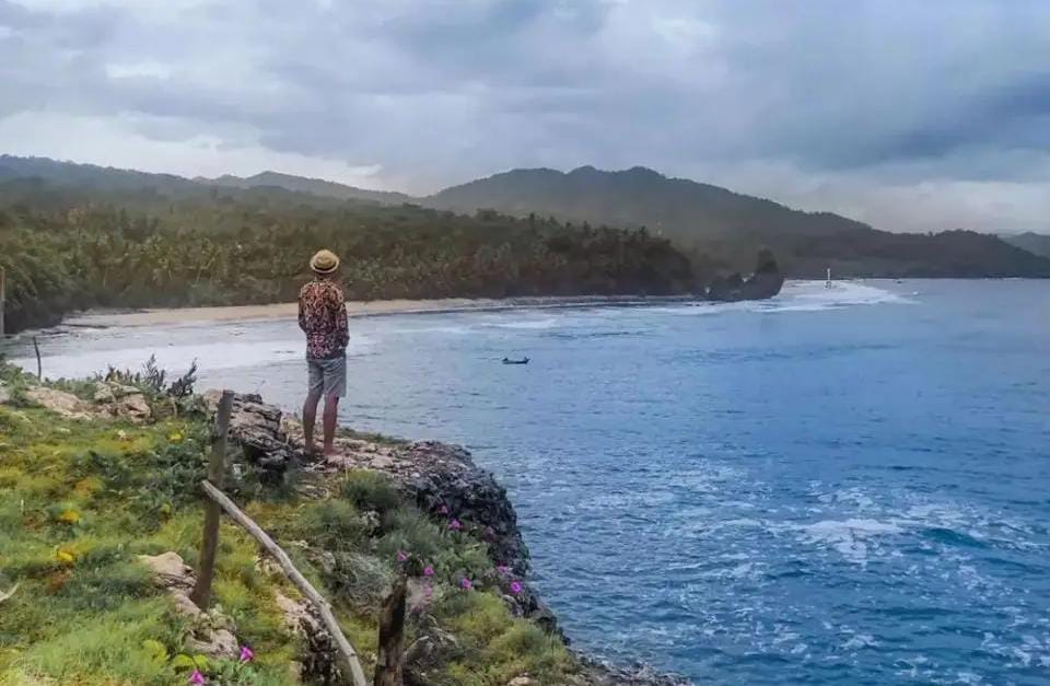 Tebing karang Pantai Benges di Tulakan, Pacitan, yang menjadi ikon destinasi alam perawan tersebut, Rabu, 26 November 2025. (Foto: instagram.com/pacitanbagus)