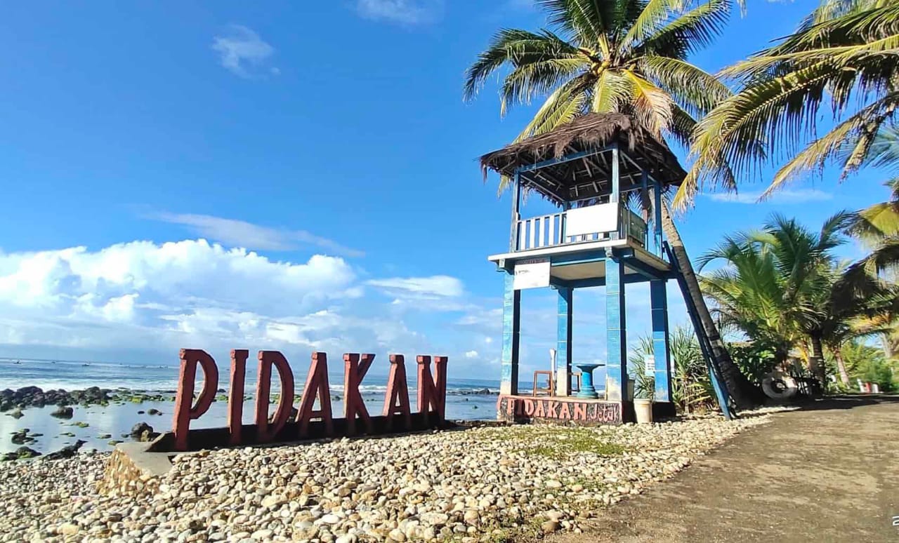 Suasana Pantai Pidakan dengan hamparan batuan alami dan pepohonan kelapa yang berjajar rapi. (Foto: Dok. BeritaIDN)