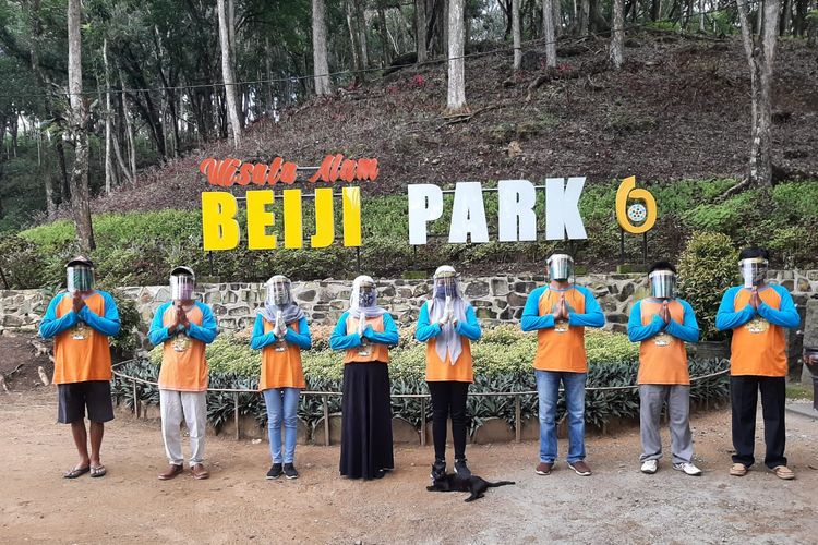 Pengelola Beiji Park saat berpose di halaman depan destinasi wisata. (Foto: @instagram)