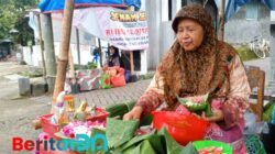 Penjual Bunga Tabur di Pacitan Raup Cuan Jelang Ramadan