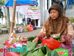 Penjual Bunga Tabur di Pacitan Raup Cuan Jelang Ramadan