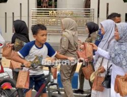 Berbagi Takjil di Depan Pendopo, Satpol PP Pacitan Peringati Tiga HUT Sekaligus
