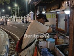 Rontek Bikin Laris, Pedagang Siomay di Pacitan Raup Omzet hingga Rp700 Ribu Semalam