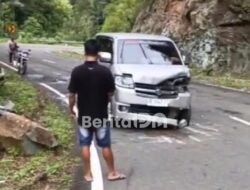 Batu Jatuh dari Tebing Hantam APV di Jalur Pacitan–Ponorogo, Sopir Selamat