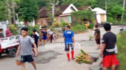Jalan Berlubang di Semanten Pacitan Bikin Celaka, Warga Urunan Tambal Sendiri