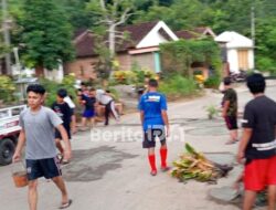 Jalan Berlubang di Semanten Pacitan Bikin Celaka, Warga Urunan Tambal Sendiri