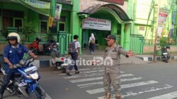 Linmas Satpol PP Pacitan Turun ke Sekolah, Antisipasi Kepadatan dan Risiko Kecelakaan Pelajar