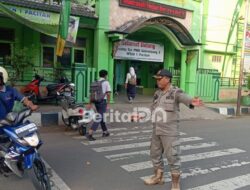 Linmas Satpol PP Pacitan Turun ke Sekolah, Antisipasi Kepadatan dan Risiko Kecelakaan Pelajar