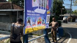 Satpol PP Pacitan Tertibkan 125 Reklame Liar di Jalur Protokol