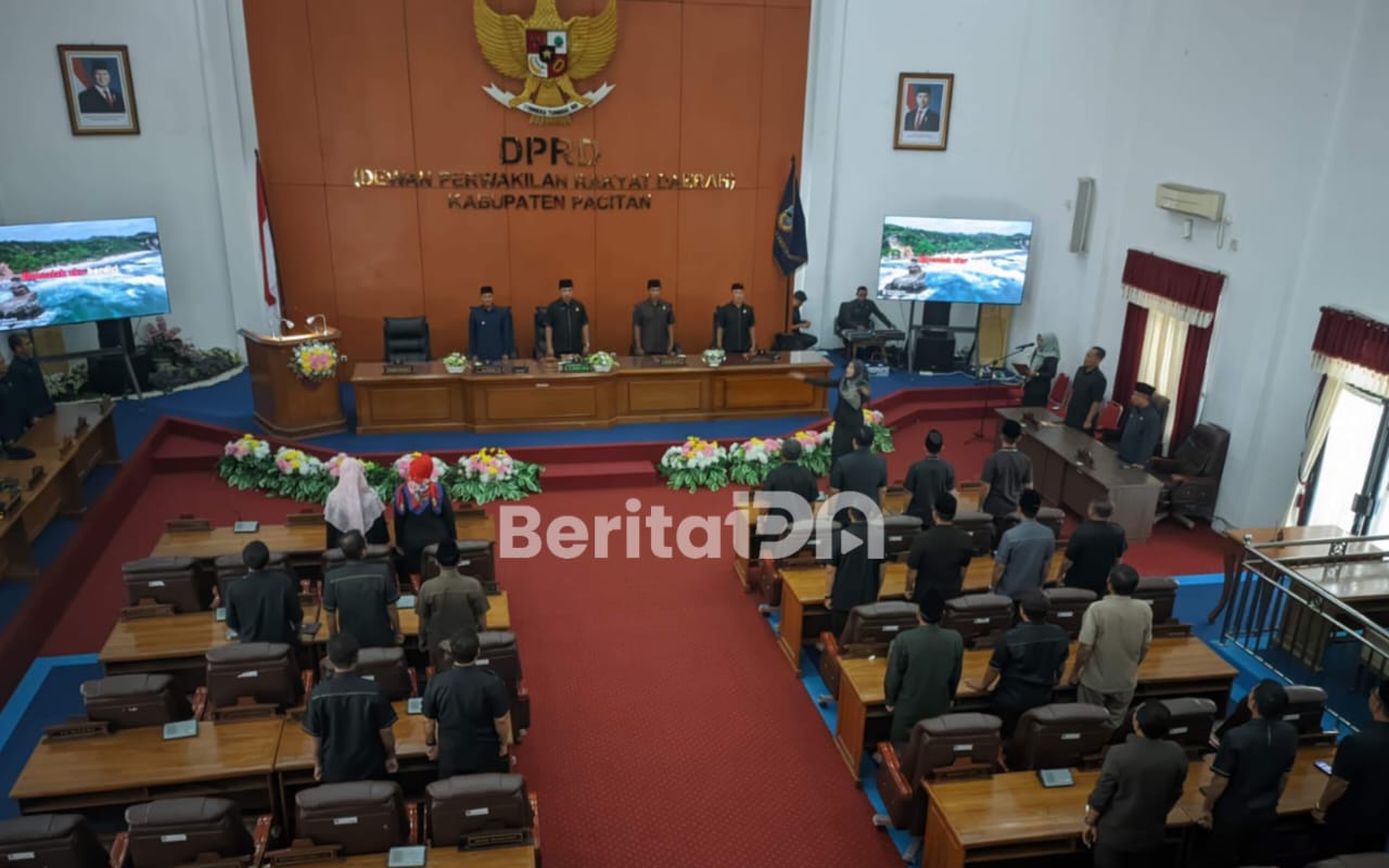 Wakil Bupati Pacitan Gagarin Sumrambah menyampaikan nota penjelasan Raperda Pemilihan Kepala Desa dalam rapat paripurna DPRD Pacitan. Perda tersebut menjadi landasan hukum pelaksanaan Pilkades Serentak 2026.