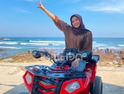 Jauh-Jauh dari Jambi, Turis Ini Takjub Jajal Sensasi Gas ATV di Pantai Klayar Pacitan