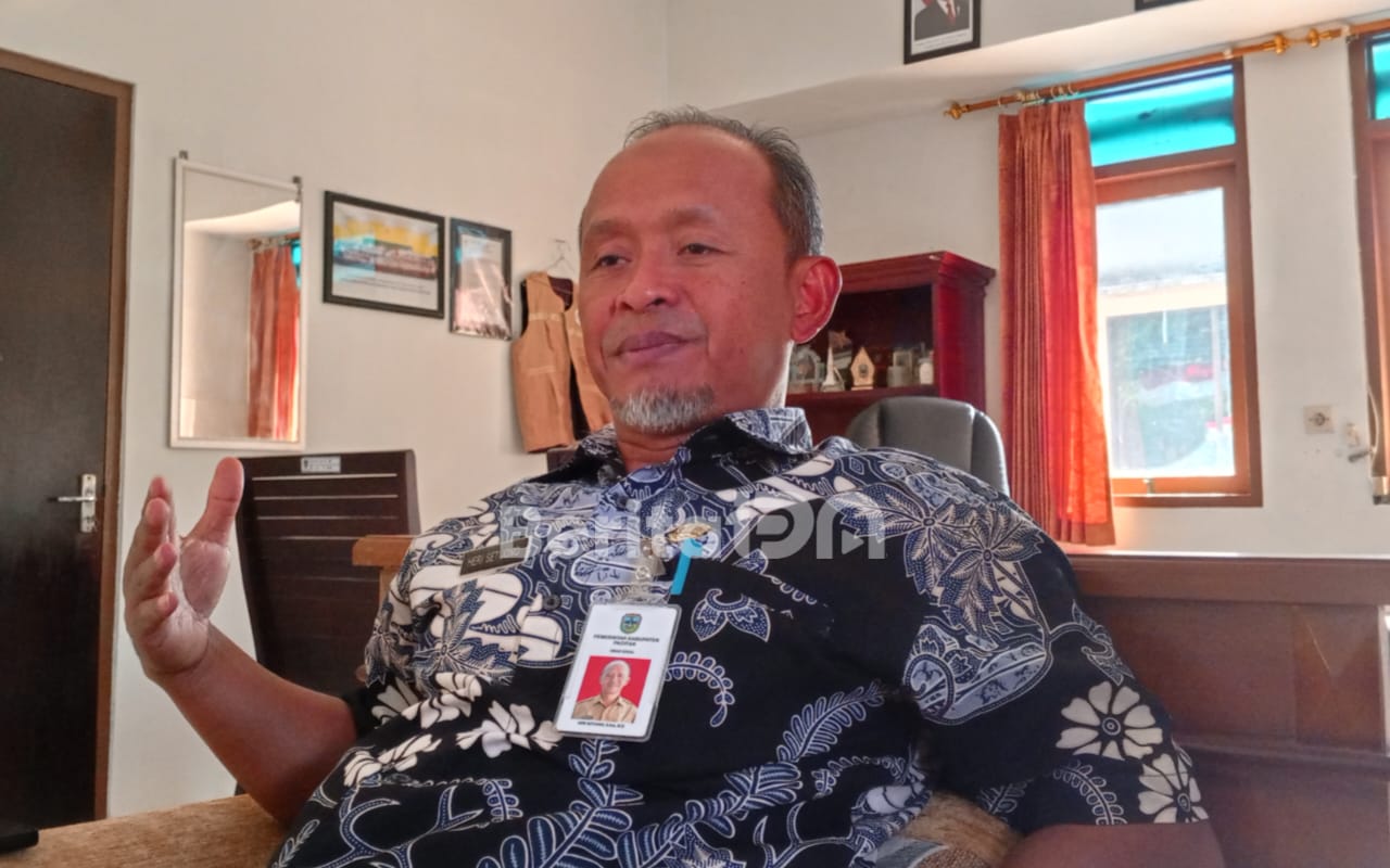 Kepala Dinas Sosial Pacitan Heri Setijono saat menjelaskan rencana pemutakhiran data penerima bansos dan penggunaan IKD, Kamis (13/8/2026). (Foto: Heri/BeritaIDN)