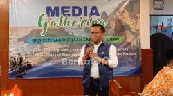 Kepala Kantor Cabang BPJS Ketenagakerjaan Pacitan Sultan menyampaikan program perlindungan bagi pekerja informal dalam Media Gathering di Beach Resort Teleng Ria Pacitan, Kamis malam, 27 Agustus 2026. (Foto: Heri Nur Cahyono/BeritaIDN)