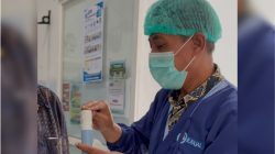Dokter Spesialis Paru RSUD dr. Darsono Pacitan, dr. Royani, Sp.P, saat menjalankan pemeriksaan spirometri. (Foto: RSUD Pacitan For beritaIDN)