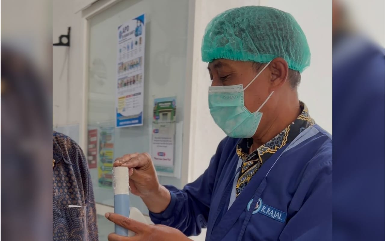 Dokter Spesialis Paru RSUD dr. Darsono Pacitan, dr. Royani, Sp.P, saat menjalankan pemeriksaan spirometri. (Foto: RSUD Pacitan For beritaIDN)