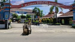 Gerbang Pasar Minulyo Pacitan yang megah ternyata menyimpan sisi kelam dugaan penyelewengan retribusi untuk PAD. (Foto: Heri/BeritaIDN)