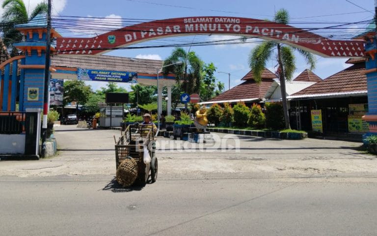 Gerbang Pasar Minulyo Pacitan yang megah ternyata menyimpan sisi kelam dugaan penyelewengan retribusi untuk PAD. (Foto: Heri/BeritaIDN)
