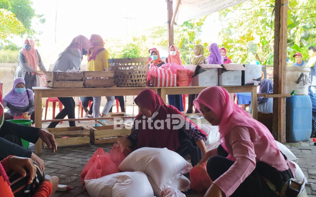 Penyaluran bantuan beras kepada sejumlah penerima manfaat Program Keluarga Harapan (PKH) di Pacitan. (Foto: Dok. BeritaIDN)