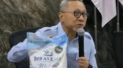 Menteri Koordinator Bidang Pangan Zulkifli Hasan saat memperlihatkan kemasan baru beras SPHP. (Foto: Tangkapan layar Instagram Kemenko Pangan RI)
