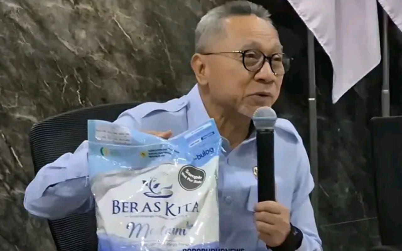 Menteri Koordinator Bidang Pangan Zulkifli Hasan saat memperlihatkan kemasan baru beras SPHP. (Foto: Tangkapan layar Instagram Kemenko Pangan RI)