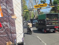 Abaikan Rambu, Portal Bangunsari Pacitan Rusak Dihantam Dua Kendaraan dalam Sehari