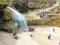 Banyu Tibo Pacitan, Pesona Air Terjun yang Langsung Bermuara ke Laut